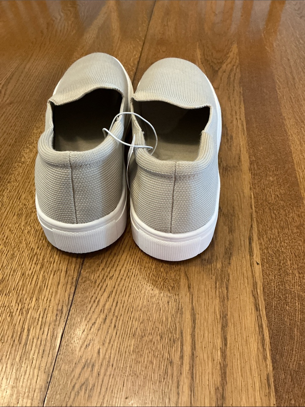 Woman’s Old Navy white slip on knit sneaker. Size 9. NWT! Never worn! - Picture 4 of 8